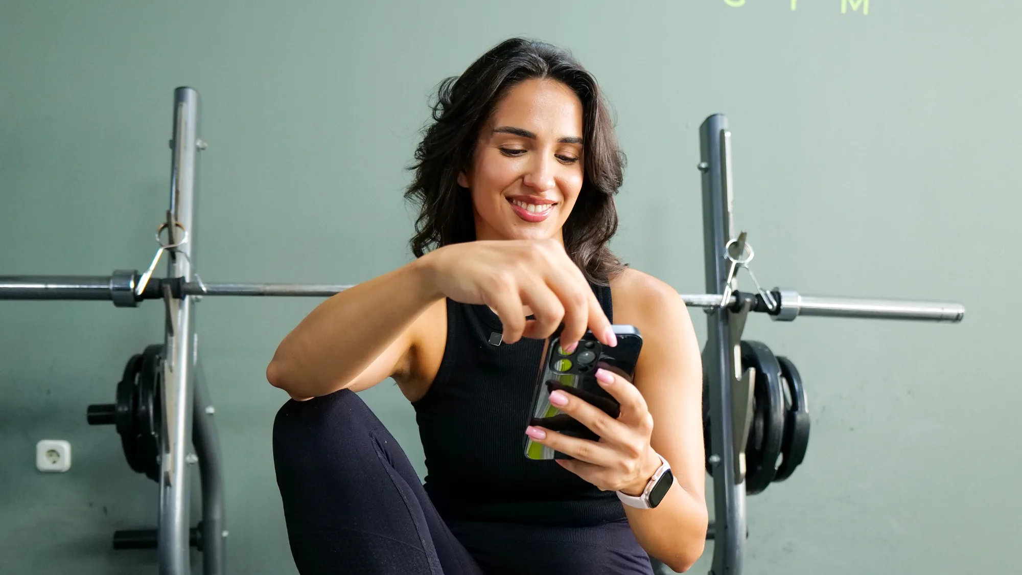 Teretana LET'S GO Fitness & Gym — stalak s utezima uz zid